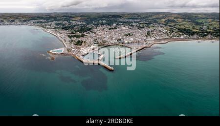 Panoramaaussicht auf die Küstenstadt Penzance von Cornish vom Meer aus mit Hafen und Jubilee Swimmingpool und Kopierbereich Stockfoto