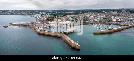 Panoramaaussicht auf die Küstenstadt Penzance von Cornish vom Meer aus mit Hafen und Jubilee Swimmingpool und Kopierbereich Stockfoto