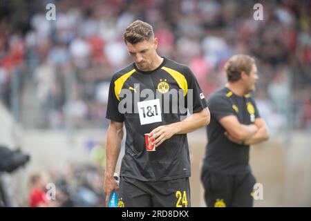 Oberhausen, Deutschland. 19. Juli 2023. Fußball: Bundesliga, Testspiele, Rot-Weiß Oberhausen - Borussia Dortmund im Stadion Niederrhein: Dortmunds Thomas Meunier an der Seitenlinie. Kredit: Bernd Thissen/dpa/Alamy Live News Stockfoto