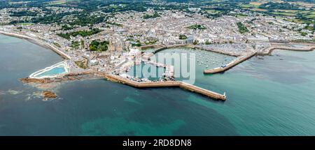 Panoramaaussicht auf die Küstenstadt Penzance von Cornish vom Meer aus mit Hafen und Jubilee Swimmingpool und Kopierbereich Stockfoto