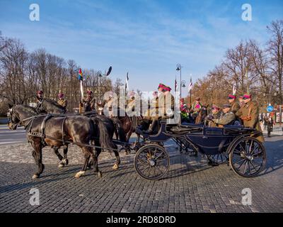 Schauspieler wie Jozef Pilsudski in einer Kutsche, National Independence Day Horse Parade, Lazienki Park (Royal Baths Park), Warschau, Masowisches Woiwodschaft, Polen Stockfoto