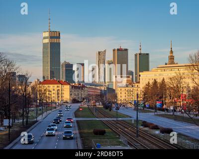 Independence Avenue und Skyline des Stadtzentrums bei Sonnenuntergang, Warschau, Masovianisches Woiwodschaft, Polen, Europa Stockfoto