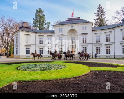 Pferdeparade am Nationalunabhängigkeitstag vor dem Myslewicki-Palast, dem Lazienki-Park (königliche Bäder), Warschau, dem Masowien-Woiwodschaft, Polen Stockfoto
