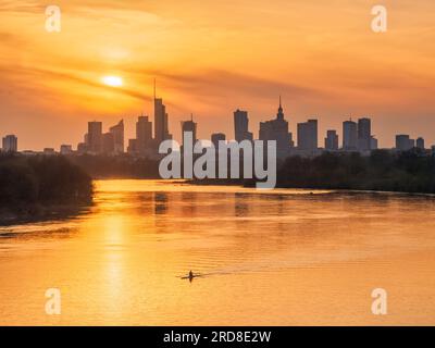 Kajaktour und Blick über die Weichsel in Richtung Skyline des Stadtzentrums bei Sonnenuntergang, Warschau, Masowisches Woiwodschaft, Polen, Europa Stockfoto