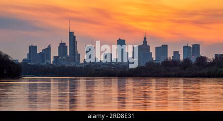 Blick über die Weichsel in Richtung Skyline des Stadtzentrums bei Sonnenuntergang, Warschau, Masowisches Woiwodschaft, Polen, Europa Stockfoto