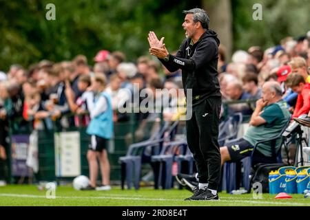 Dirkshorn, Niederlande. 19. Juli 2023. DIRKSHORN, NIEDERLANDE - JULI 19: Cheftrainer David Wagner vom Norwich City FC trainiert seine Spieler während des Vorsaison-Freundschaftsspiels zwischen AZ und dem Norwich City FC auf dem V.V. Dirkshorn am 19. Juli 2023 in Dirkshorn, Niederlande (Foto von Patrick Goosen/Orange Pictures). Kredit: Orange Pics BV/Alamy Live News Stockfoto