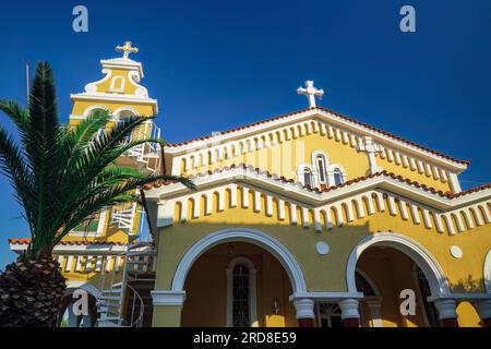 Farbenfrohe ehemalige katholische, derzeit orthodoxe Kirchenfassade der Mutter Gottes Sissiotissa mit Glockenturm Stockfoto