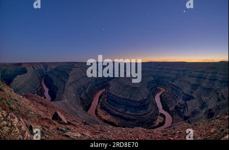 Die gewundenen Ufer des San Juan River im Goosenecks State Park bei twlight in der Nähe von Mexican hat, Utah, USA Stockfoto