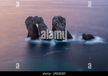 Urro del Manzano, Seestöcke in Costa Quebrada bei Dämmerung, Kantabrien, Spanien, Europa Stockfoto