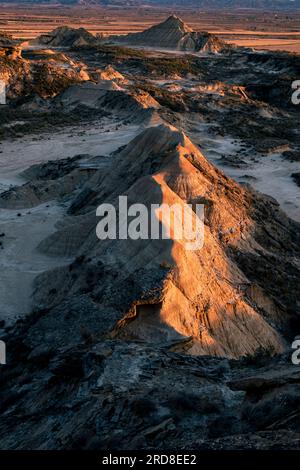 Bardenas Reales Felsformation in den Badlands, beleuchtet mit dem letzten Sonnenuntergang, Navarra, Spanien, Europa Stockfoto