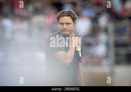 Oberhausen, Deutschland. 19. Juli 2023. Fußball: Bundesliga, Testspiele, Rot-Weiß Oberhausen - Borussia Dortmund im Stadion Niederrhein: Dortmunds Trainer Edin Terzic in Aktion. Kredit: Bernd Thissen/dpa/Alamy Live News Stockfoto