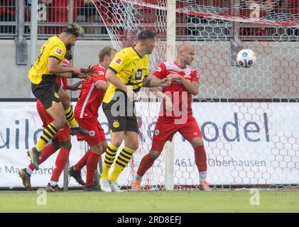 Oberhausen, Deutschland. 19. Juli 2023. Fußball: Bundesliga, Testspiele, Rot-Weiß Oberhausen - Borussia Dortmund im Stadion Niederrhein: Dortmunds Antonios Papadopulos (l) erzielt sein Ziel um 2:1. Kredit: Bernd Thissen/dpa/Alamy Live News Stockfoto