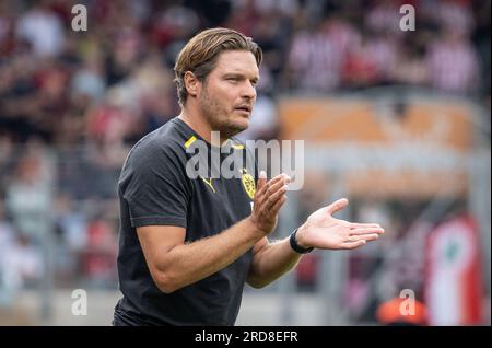 Oberhausen, Deutschland. 19. Juli 2023. Fußball: Bundesliga, Testspiele, Rot-Weiß Oberhausen - Borussia Dortmund im Stadion Niederrhein: Dortmunds Trainer Edin Terzic in Aktion. Kredit: Bernd Thissen/dpa/Alamy Live News Stockfoto