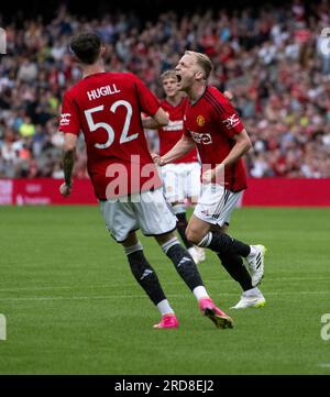 Edinburgh, Großbritannien. 19. Juli 2023. Vorsaison freundlich - Manchester United FC gegen Olympique Lyonnais 18/7/2023. Der Mittelfeldspieler von Manchester United, Donny van de Beek, feiert, nachdem man United in der 49.-minütigen Spielminute die Manchester United 1-0 in die vorderste Reihe gebracht hat, als es im Murrayfield Stadium, Edinburgh, Schottland, UK Credit: Ian Jacobs/Alamy Live News mit Olympique Lyonnais zu tun hat Stockfoto