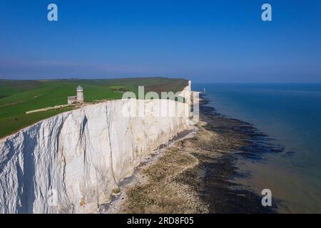 Blick von der Drohne auf den Leuchtturm Belle Tout bei Ebbe, die Kreidefelsen der Seven Sisters, den Nationalpark South Downs, East Sussex, England Stockfoto