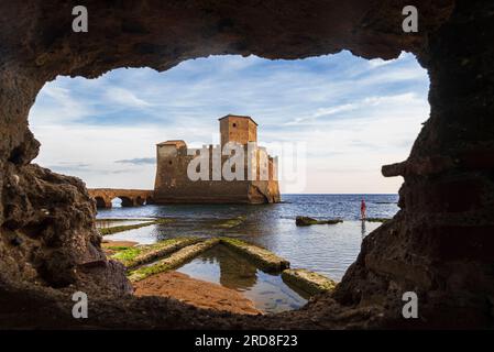 Touristen bewundern die Burg von Torre Astura, die durch eine Höhle im Boden gesehen wird, Provinz Rom, Tyrrhenisches Meer, Latium (Latium), Italien, Europa Stockfoto