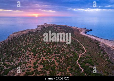 Die Insel Capo Passero bei Sonnenaufgang, die Gemeinde Portopalo di Capo Passero, die Provinz Siracusa, Sizilien, Italien, das Mittelmeer, Europa Stockfoto