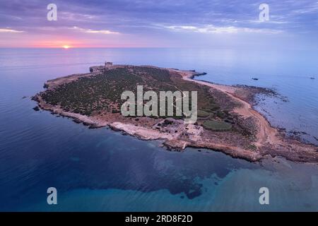 Die Insel Capo Passero bei Sonnenaufgang, die Gemeinde Portopalo di Capo Passero, die Provinz Siracusa, Sizilien, Italien, das Mittelmeer, Europa Stockfoto