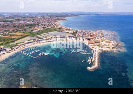 Drohnenaufnahme des Fischerdorfes Marzamemi in blauem Wasser, Marzamemi, Gemeinde Pachino, Provinz Siracusa, Sizilien, Italien, Mittelmeerraum Stockfoto