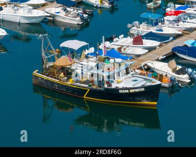 Fischerboot Ocean Reporter aus der Vogelperspektive nahe Motiv Nummer 1 am Rockport Harbor im historischen Küstendorf Rockport, Massachusetts, MA, USA. Stockfoto