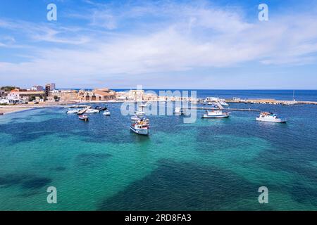 Luftaufnahme des Hafens des Fischerdorfes Marzamemi mit Fischerbooten, die im türkisfarbenen Wasser treiben, Marzamemi Stockfoto