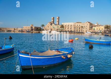 Kleine blaue Boote, die im Wasser des Hafens der mittelalterlichen Stadt Barletta, der Adria, des Mittelmeers, Apulien, Italien, Europa Stockfoto