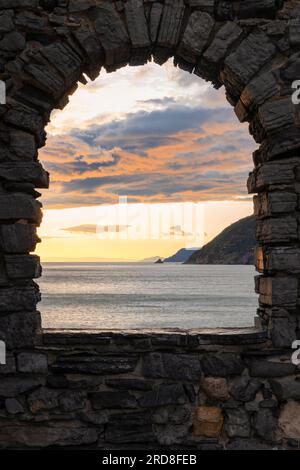 Wunderschöner Blick auf den Sonnenuntergang über die ligurische Küste, Blick vom Felsfenster des Dorfes Portovenere, der Provinz La Spezia, des Viertels Ligurien, Italiens, Europas Stockfoto