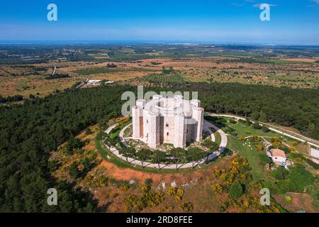 Luftaufnahme der weißen achteckigen Burg Castel del Monte, die sich inmitten der Landschaft erhebt und zum UNESCO-Weltkulturerbe gehört, Apulien, Italien Stockfoto