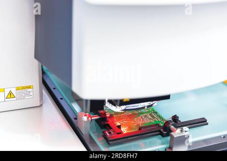 Überprüfung der gedruckten Leiterplatte während des Produktionsprozesses. Elektronikherstellung. Stockfoto