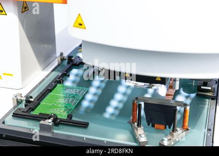 Leiterplatte während des Produktionsprozesses. Elektronikherstellung. Stockfoto