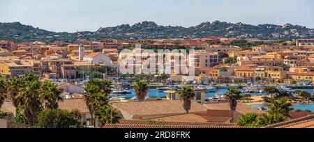 Erhöhte Aussicht auf die Kirche unserer Lieben Frau und die Stadt Palau, Palau, Sardinien, Italien, Mittelmeer, Europa Stockfoto