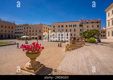 Blick auf die klassische Architektur und die Statue Vittorio Emanuele II auf der Piazza d'Italia in Sassari, Sassari, Sardinien, Italien, Mittelmeer, Europa Stockfoto