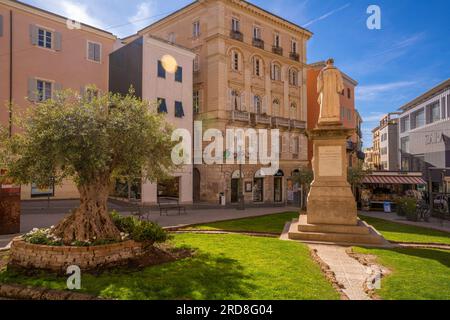 Blick auf die Statue auf der Piazza Domenico Alberto Azuni in Sassari, Sassari, Sardinien, Italien, Mittelmeer, Europa Stockfoto