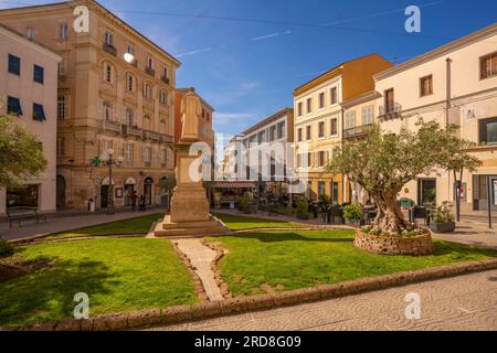 Blick auf die Statue auf der Piazza Domenico Alberto Azuni in Sassari, Sassari, Sardinien, Italien, Mittelmeer, Europa Stockfoto