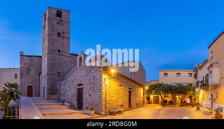 Blick auf die Kirche Chiesa Parrocchiale di S. Paolo Apostolo in der Abenddämmerung, Olbia, Sardinien, Italien, Mittelmeer, Europa Stockfoto