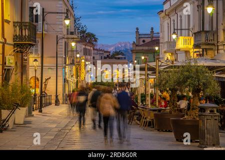 Blick auf die Restaurants auf dem Corso Umberto I in der Abenddämmerung in Olbia, Olbia, Sardinien, Italien, Mittelmeer, Europa Stockfoto