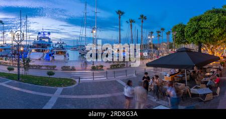 Blick auf Cafés und Boote im Hafen von Kos in der Abenddämmerung, Kos Stadt, Kos, Dodekanese, griechische Inseln, Griechenland, Europa Stockfoto