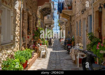 Blick auf die schmale Straße, die zum Hafen in Kalimnos, Kalimnos, Dodekanesinseln, griechischen Inseln, Griechenland, Europa Stockfoto