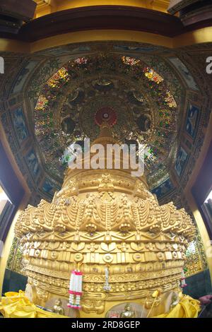 Buddhas Reliquien sind in Phra Maha Rattana Loha Jedi Sri Sasana Phothisat Sawang Boon im Wat Phra Sawang Boon verankert. Stockfoto