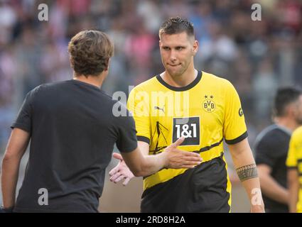 Oberhausen, Deutschland. 19. Juli 2023. Fußball: Bundesliga, Testspiele, Rot-Weiß Oberhausen - Borussia Dortmund im Stadion Niederrhein: Dortmunds Niklas Süle (r) und Trainer Edin Terzic High-Five. Kredit: Bernd Thissen/dpa/Alamy Live News Stockfoto