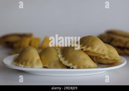 Bananen-Klöße oder Bananen-Kozhukkatta. Gedünstete süße Teigtaschen aus einem Teig aus Reismehl und zerstampftem Mehlbananen, und er hat eine Füllung Stockfoto