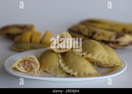 Bananen-Klöße oder Bananen-Kozhukkatta. Gedünstete süße Teigtaschen aus einem Teig aus Reismehl und zerstampftem Mehlbananen, und er hat eine Füllung Stockfoto