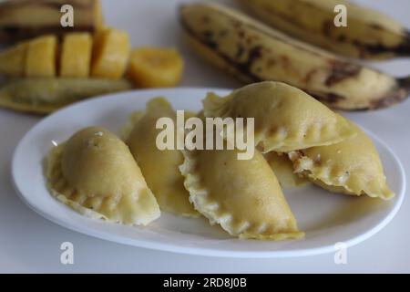 Bananen-Klöße oder Bananen-Kozhukkatta. Gedünstete süße Teigtaschen aus einem Teig aus Reismehl und zerstampftem Mehlbananen, und er hat eine Füllung Stockfoto