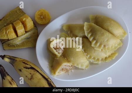 Bananen-Klöße oder Bananen-Kozhukkatta. Gedünstete süße Teigtaschen aus einem Teig aus Reismehl und zerstampftem Mehlbananen, und er hat eine Füllung Stockfoto