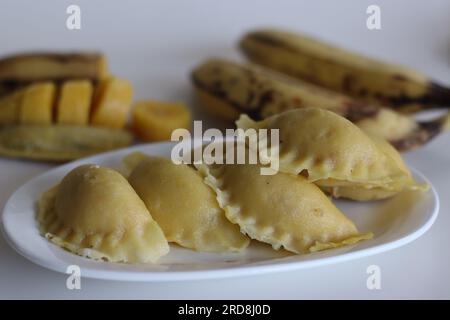 Bananen-Klöße oder Bananen-Kozhukkatta. Gedünstete süße Teigtaschen aus einem Teig aus Reismehl und zerstampftem Mehlbananen, und er hat eine Füllung Stockfoto