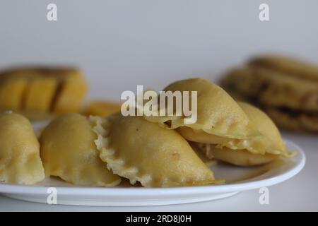 Bananen-Klöße oder Bananen-Kozhukkatta. Gedünstete süße Teigtaschen aus einem Teig aus Reismehl und zerstampftem Mehlbananen, und er hat eine Füllung Stockfoto