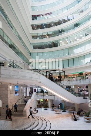 Atrium Saldanha, gehobene Geschäfte und Restaurants in einem 12-stöckigen Bürogebäude mit Parkhaus und Panoramaaufzug in Lissabon, Portugal Stockfoto