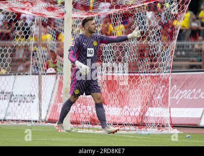 Oberhausen, Deutschland. 19. Juli 2023. Fußball: Bundesliga, Testspiele, Rot-Weiß Oberhausen - Borussia Dortmund im Stadion Niederrhein: Dortmunds Marcel Lotka. Kredit: Bernd Thissen/dpa/Alamy Live News Stockfoto