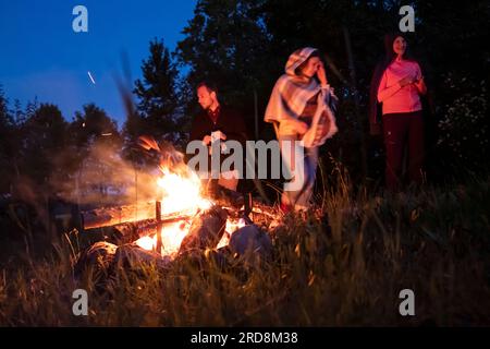 LIGO ist ein jährliches lettisches Festival, das die Sommersonnenwende feiert, Menschen rund um das Lagerfeuer in Gaujiena (Lettland), 23. Juni bis 24. Juni Stockfoto