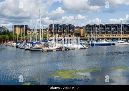 Cardiff Bay und Marina mit beiden Booten am Fluss Ely und hinter den Anlegestellen an einem sonnigen Sommertag im Juli Stockfoto